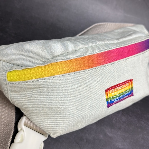Levi’s Denim PRIDE 🏳️‍🌈 Fanny pack! - Picture 6 of 17